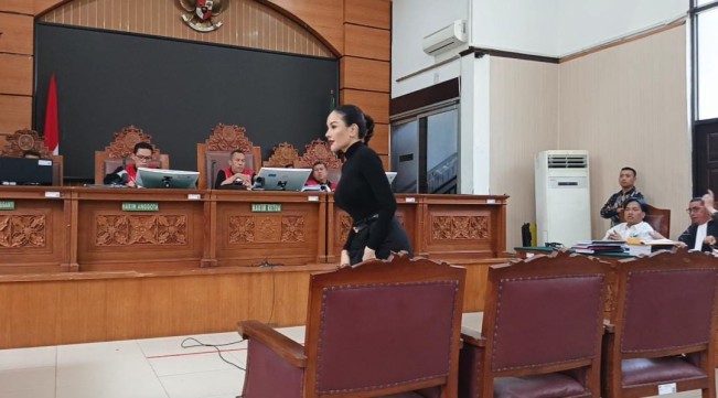 Nikita Mirzani saat menjalani sidang sebagai saksi kasus Mail asistennya di Pengadilan Negeri Jakarta Selatan, Kamis (21/8/2025). [FTNews]